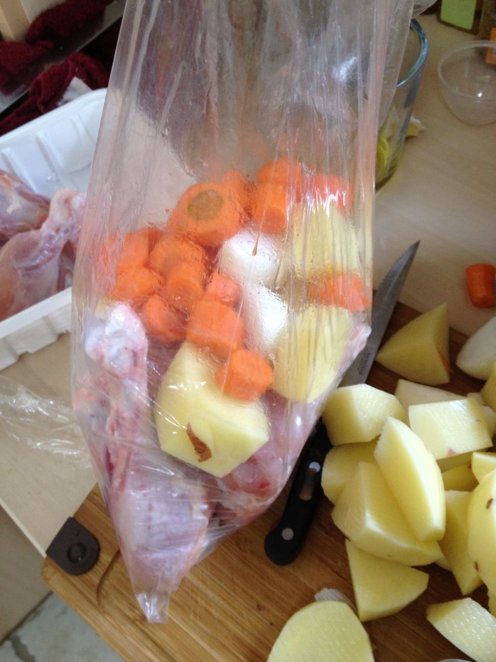 Put all ingredients in the roasting bag. If the bag is too small you divide to 2 bags