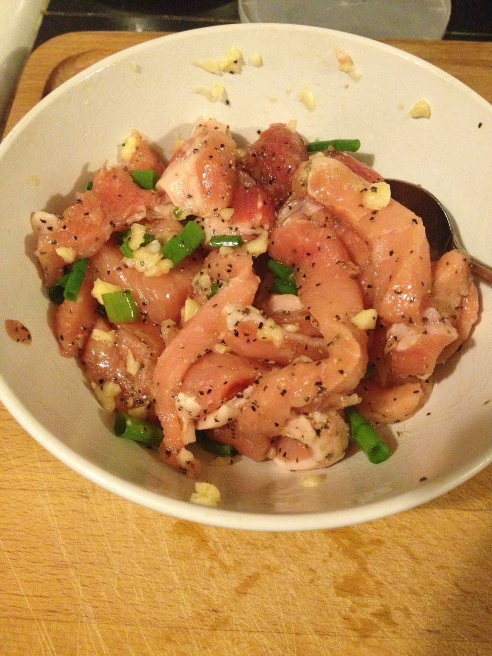 Put all the ingredients (green onion, shallot, fish sauce, sugar, black pepper, and oil ) together and marinated the meat for 20 minutes.