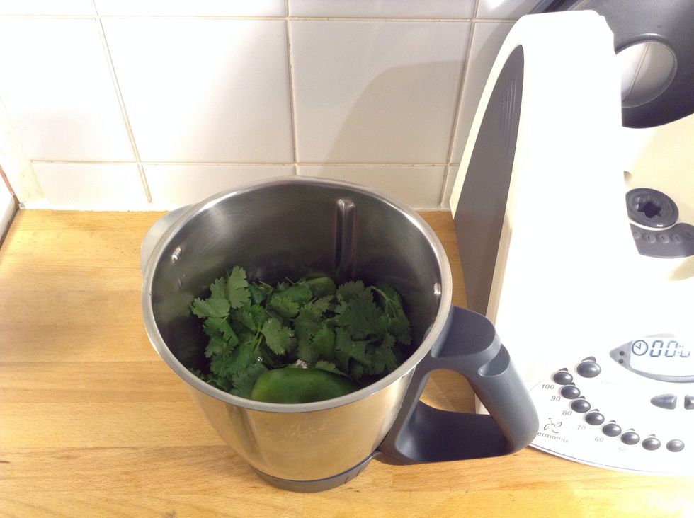 Put all the ingredients in a blender or a food processor: coriander, garlic, salt, green pepper, cumin, sunflower oil and white vinegar
