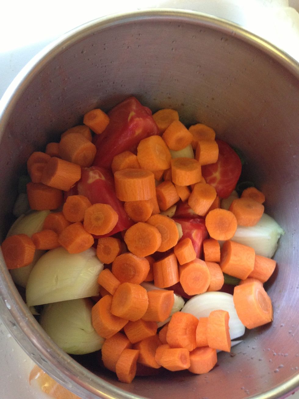 Put all the ingredients shown above into the pressure cooker