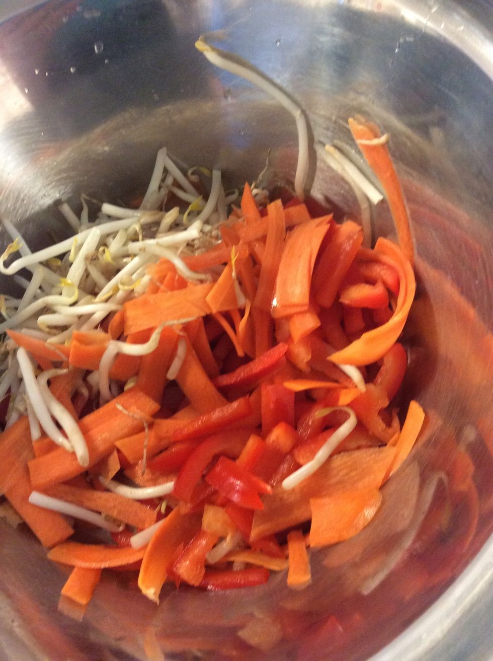 Put all the veg in a bowl together (pepper, carrot, bean sprouts)