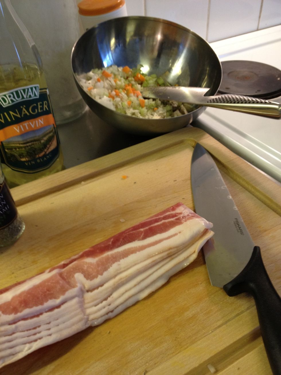 Put all the vegetables plus herbs in a bowl and start slicing the bacon really thin! Start at the same time a frying pan at medium heat.