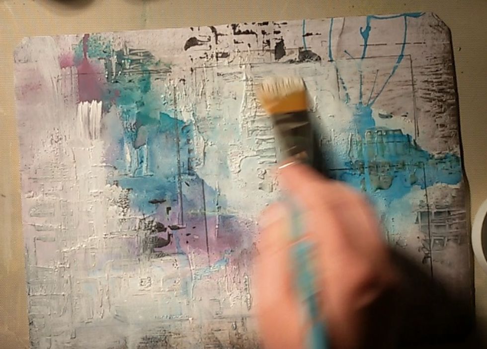 Put an irregular layer of gesso.