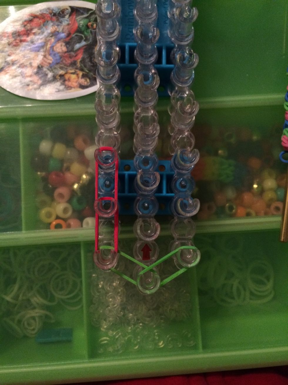 Put another 2 red bands on the second and third pegs on the left side.