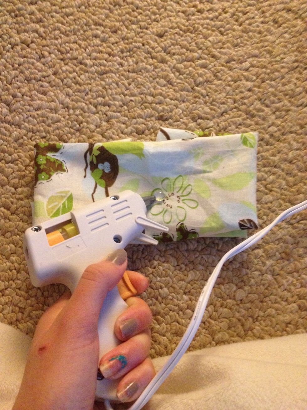 Put another bead if glue near the top of the fabric