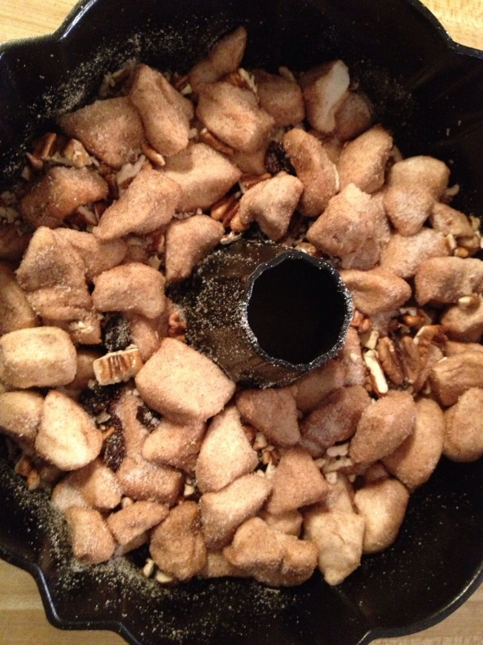 Put another layer biscuits, raisins and pecans