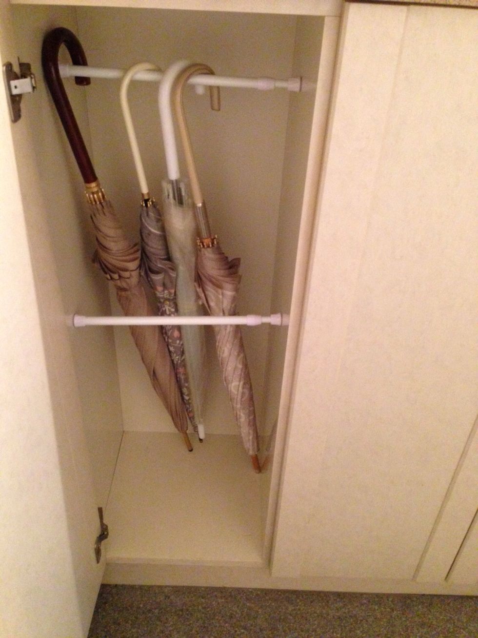 Put another rod 20 cm (8 inches) from the back and 50 cm (20 inches) from the bottom.