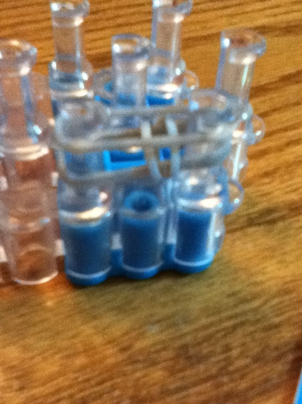 Put another rubber band on the pegs