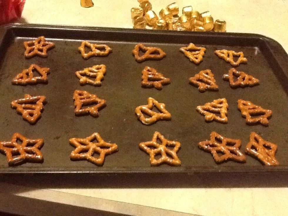 Put as many pretzels on the pan as you want.