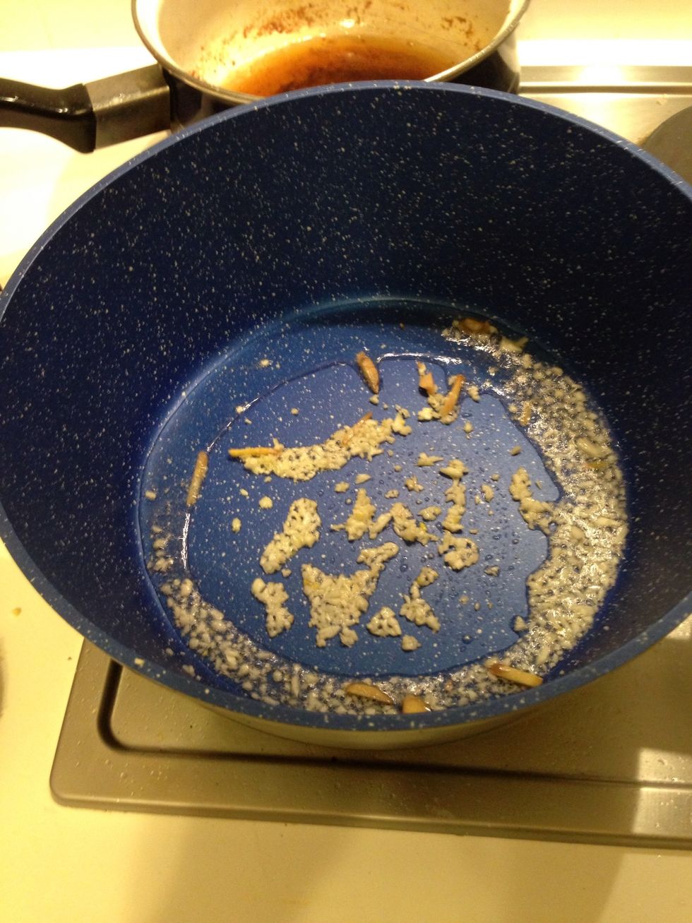 Put aside the crab and use another saucepan add a bit of oil, stir fry the finely chopped garlic