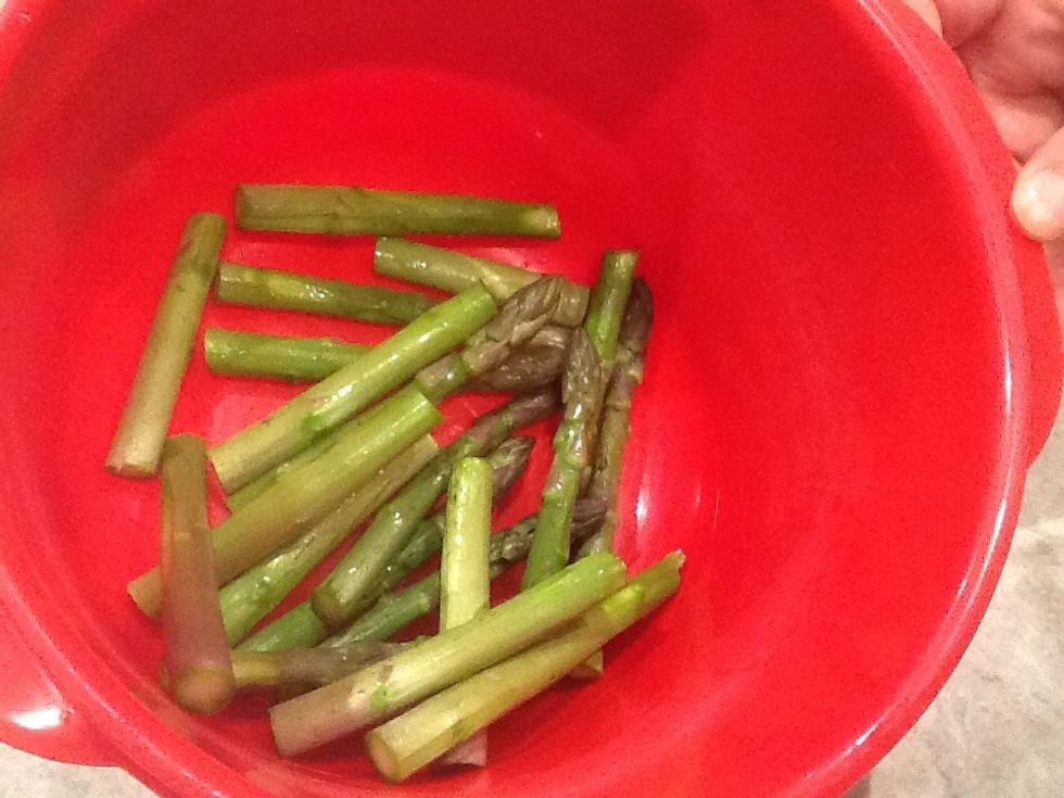 Put asparagus in a microwave container. Then add water and one tea spoon of salt. After that, you put it in microwave for 10 minutes.