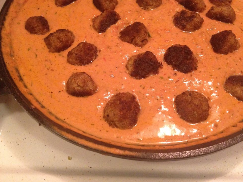 Put back the meatballs in the sauce.