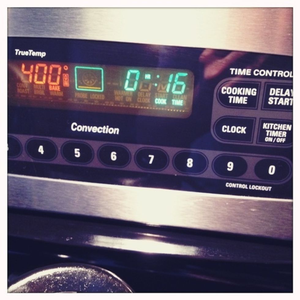 Put bacon on middle rack inside oven, set temperature to 400\u00b0 F (do not preheat oven), and cook 16-20 minutes.