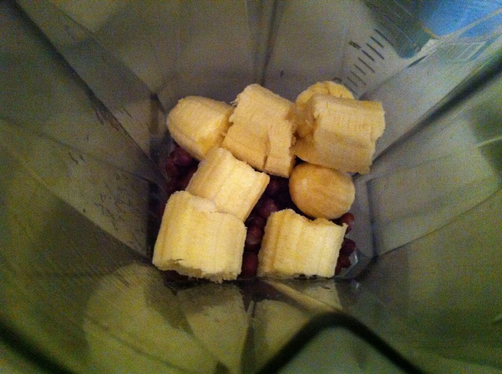 Put beans, banana, almond milk ...
