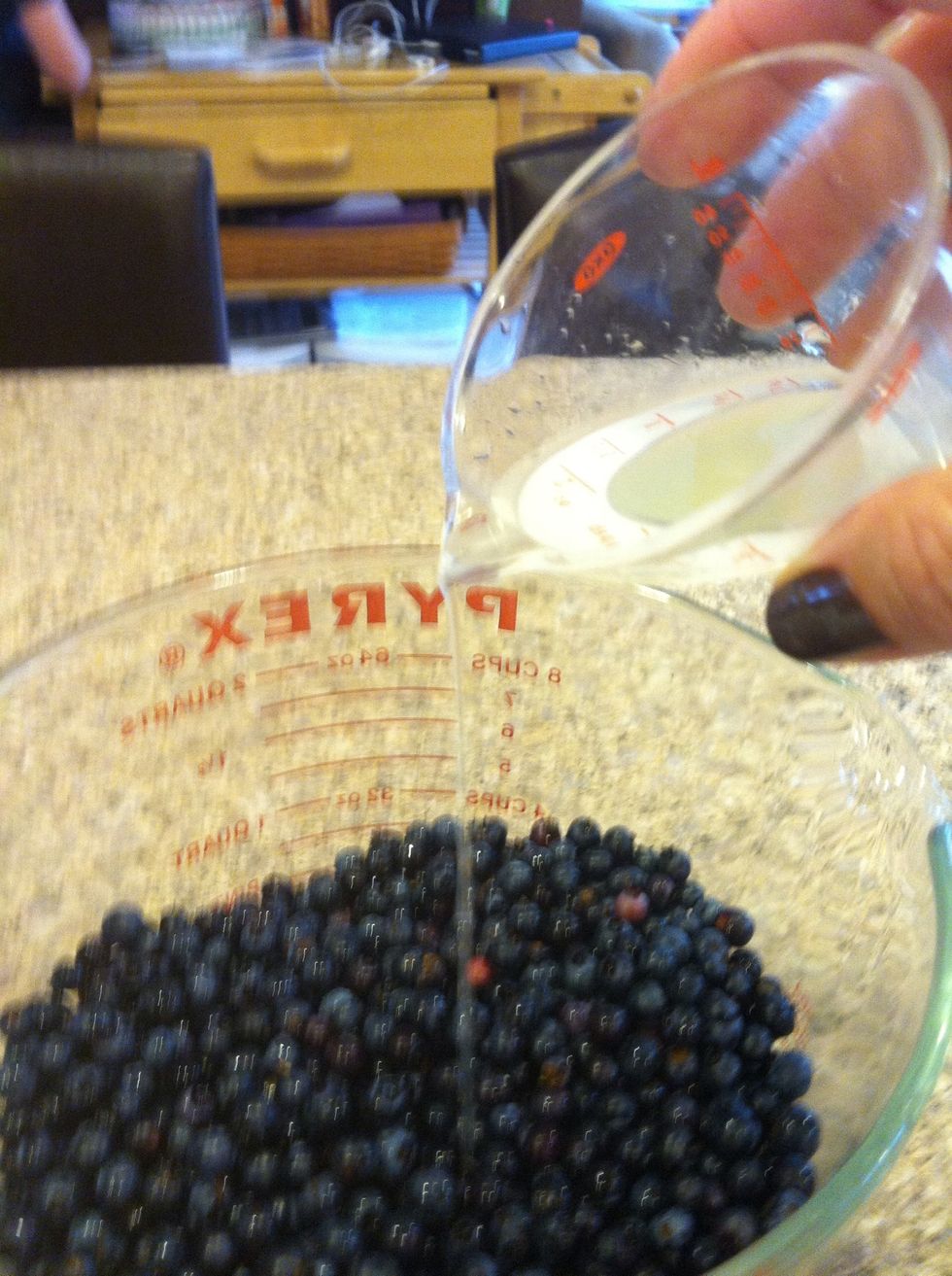 Put berries in a large mixing bowl. Drizzle lemon juice over clean, dry berries.