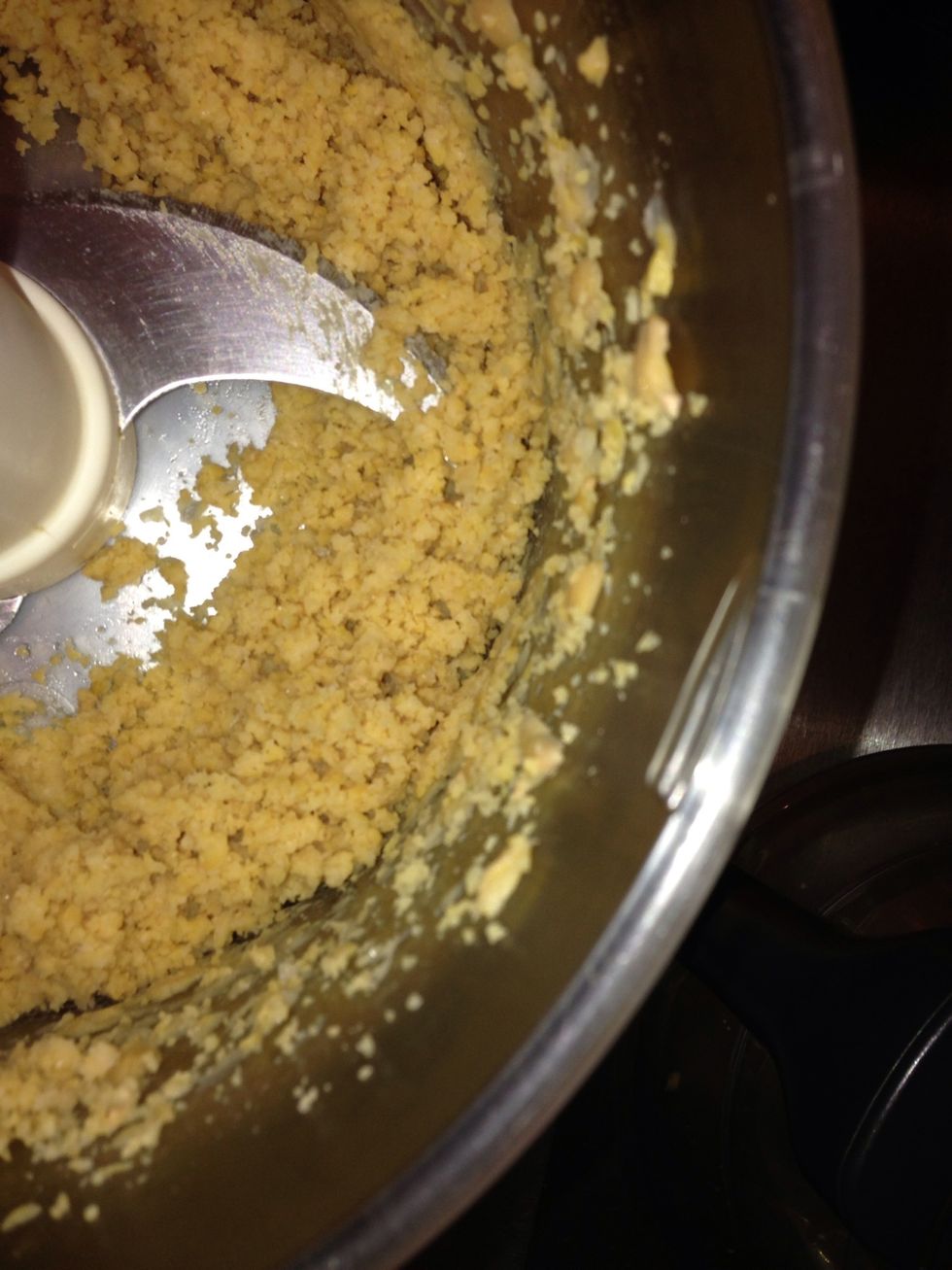 Put boiled chickpeas in the food processor. Pulverize the peas