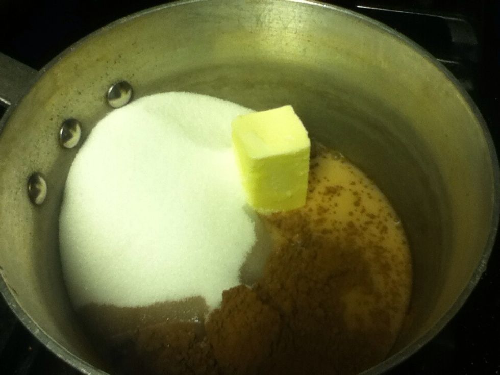 Put butter, leche, az\u00facar, and cocoa in pot over med. heat.
