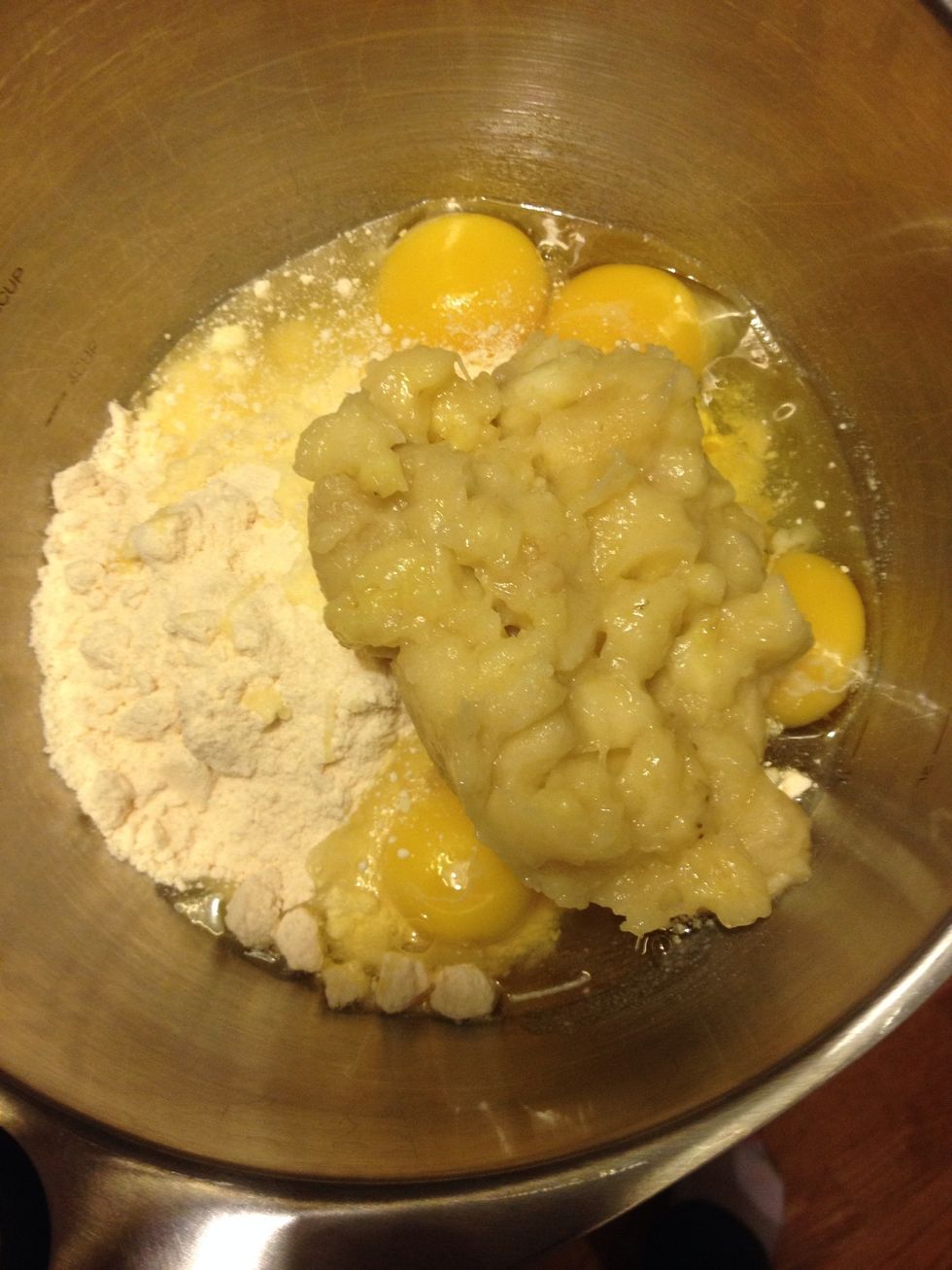 Put cake mix, eggs, sour cream and mashed bananas in another bowl.