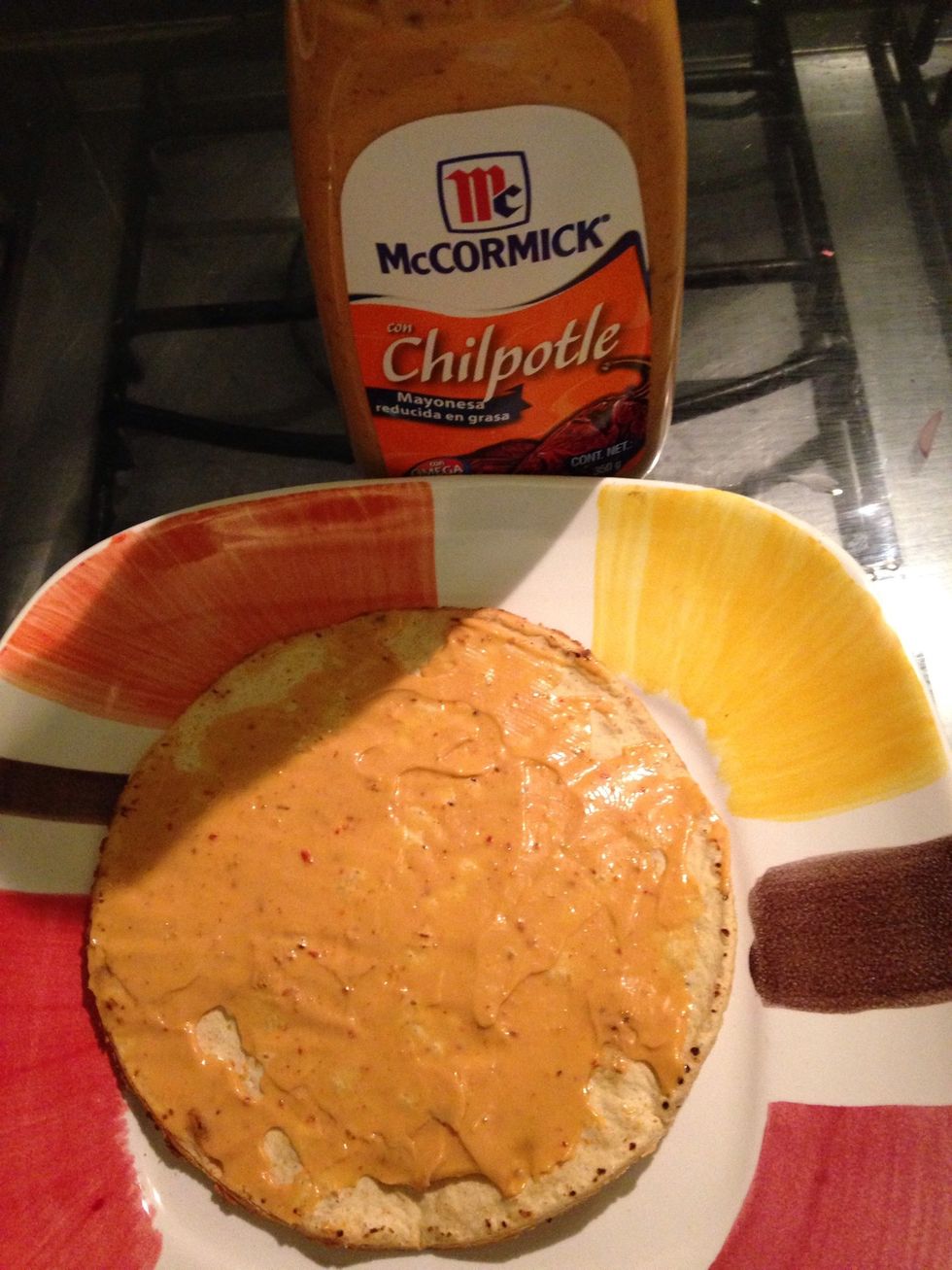 Put chipotle mayo to the tostada