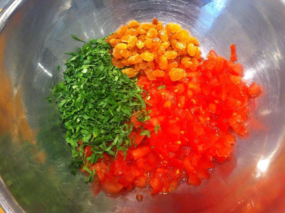 Put chopped tomatoes, chopped parsley, white raisins in a big mixing bowl.