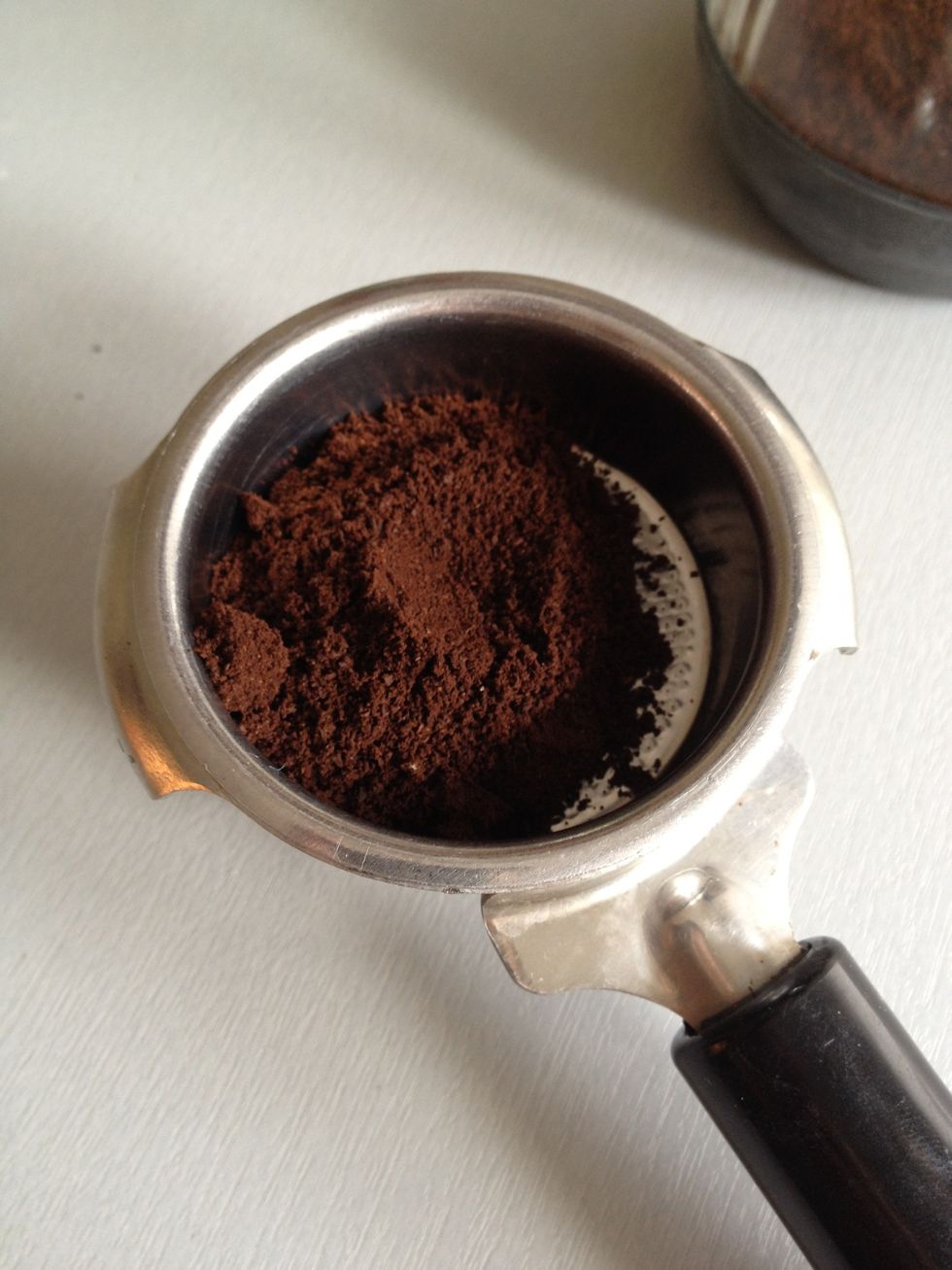 Put coffe in