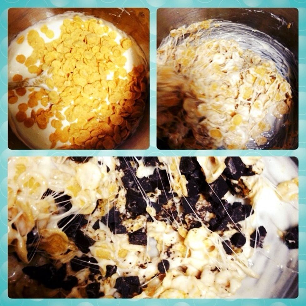 Put corn flakes on the mix and mix it, and then put the chocolate pieces and mix.