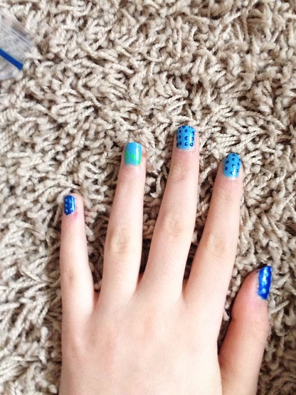 Put dark blue dots on light fingers, again using the dotting tool, but only on the fore finger and middle finger