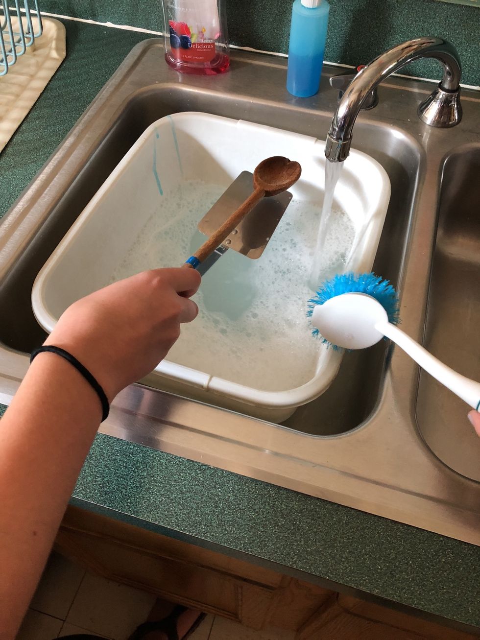 Put dirty dishes in the dish tub