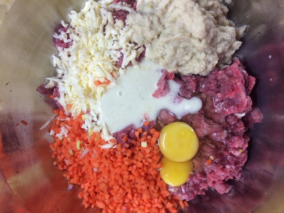 Put everything in a bowl... Eggs, flour, carrots, the blended mixture and the cheese