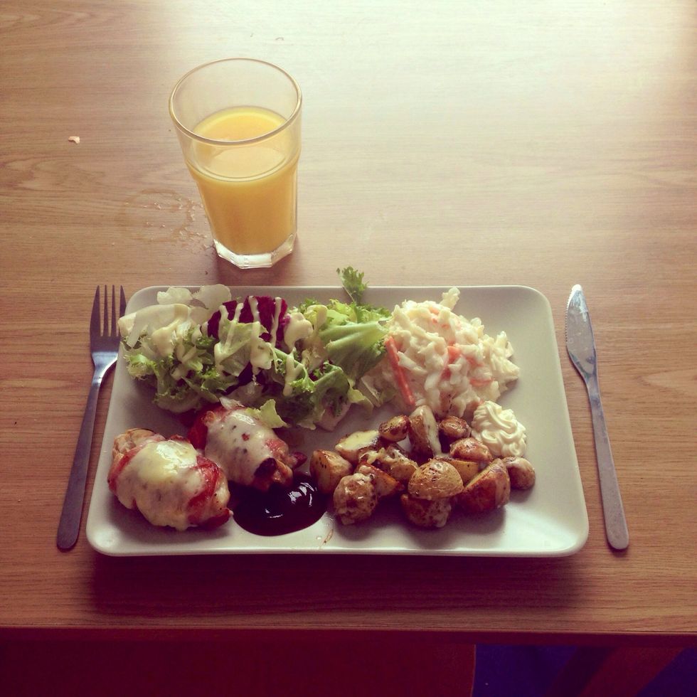 Put everything on the plate and enjoy your meal for the next 15 minutes!