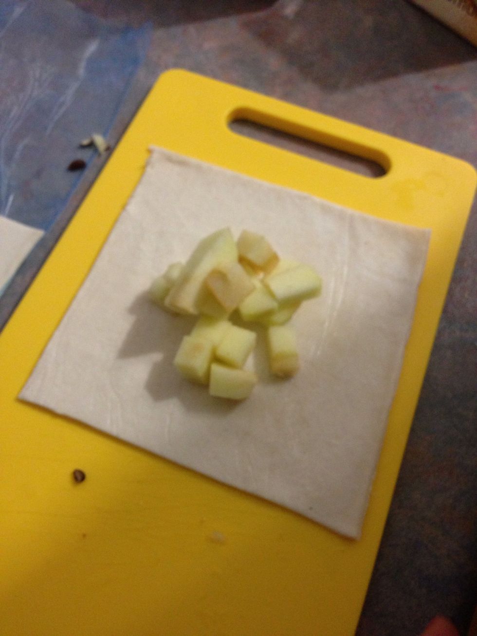 Put few apple cubes in the centre