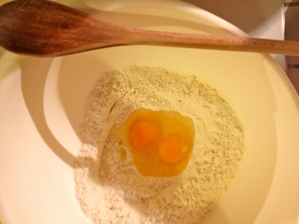 Put flour, salt and nutmeg in a bowl, make a well and break the eggs there. Mix well by adding water little by little.