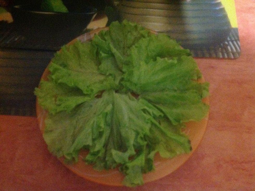 Put green salad on the plate