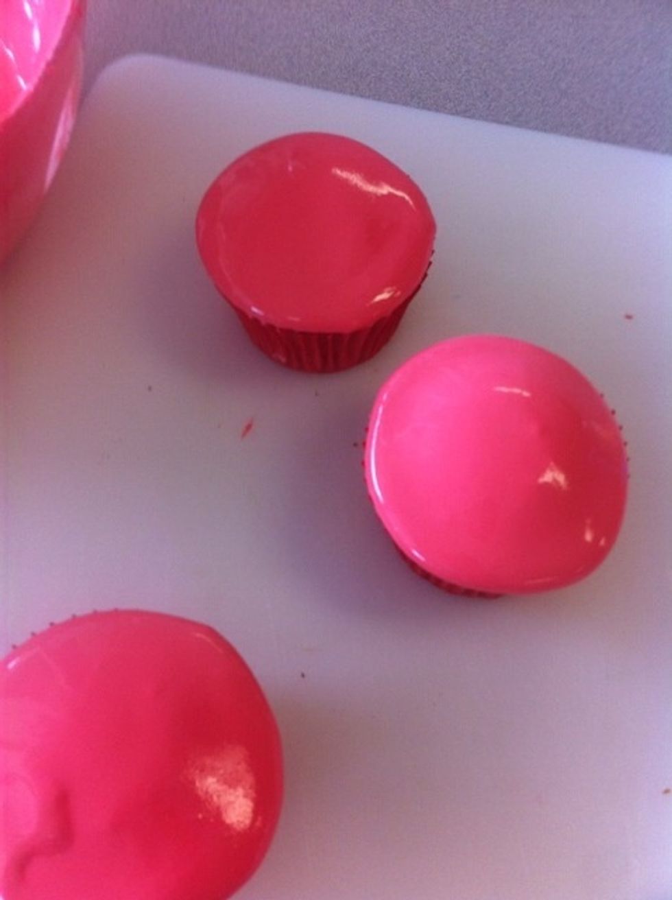 Put icing on the cupcakes