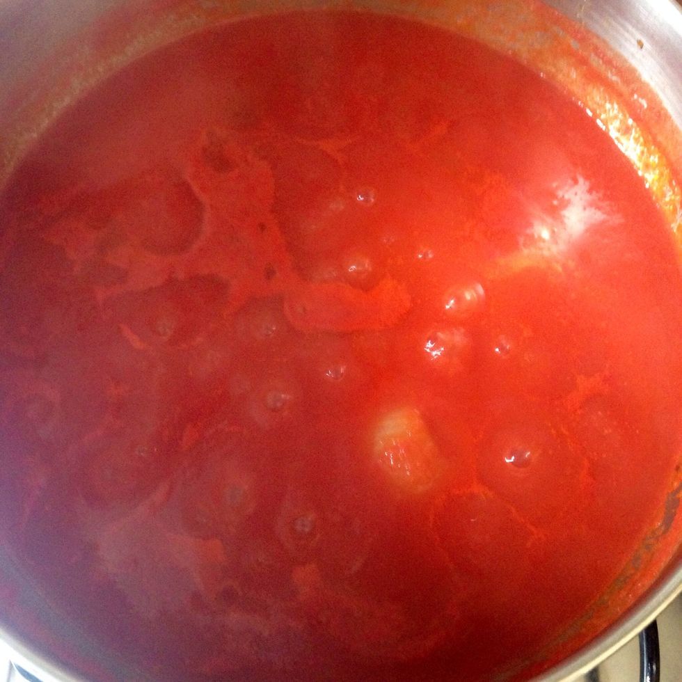 put in a large pot 2 liters of tomato sauce and 1 cup. of water, 1 full peeled onion, 4 spoons of extravirgin olive oil, some basil leaves and a teaspoon of salt and let cook for 1,5 hours