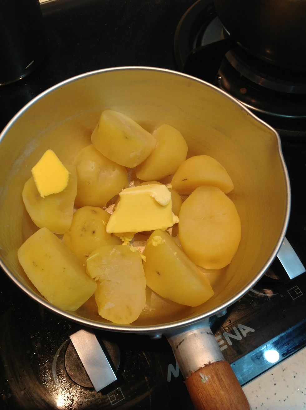 Put in margarine inside with the potatoes in pan