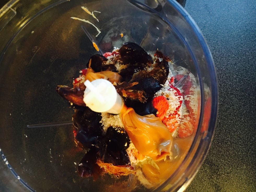 Put in the blender and pulse until well combined (I like to mix half of the oats after to make it a bit more chunky).