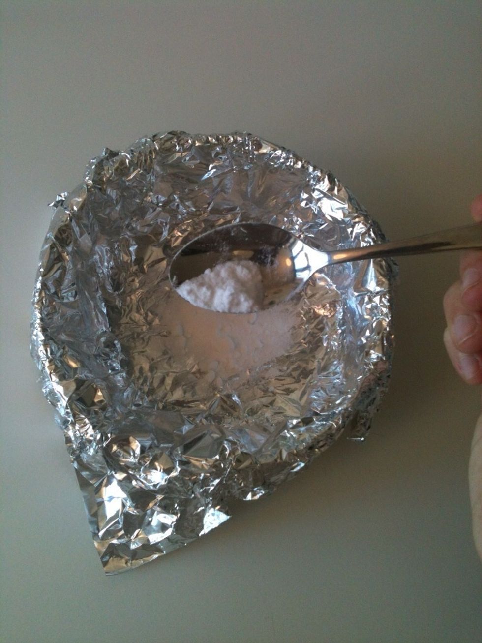 put in the bowl 2 teaspoons of baking soda.