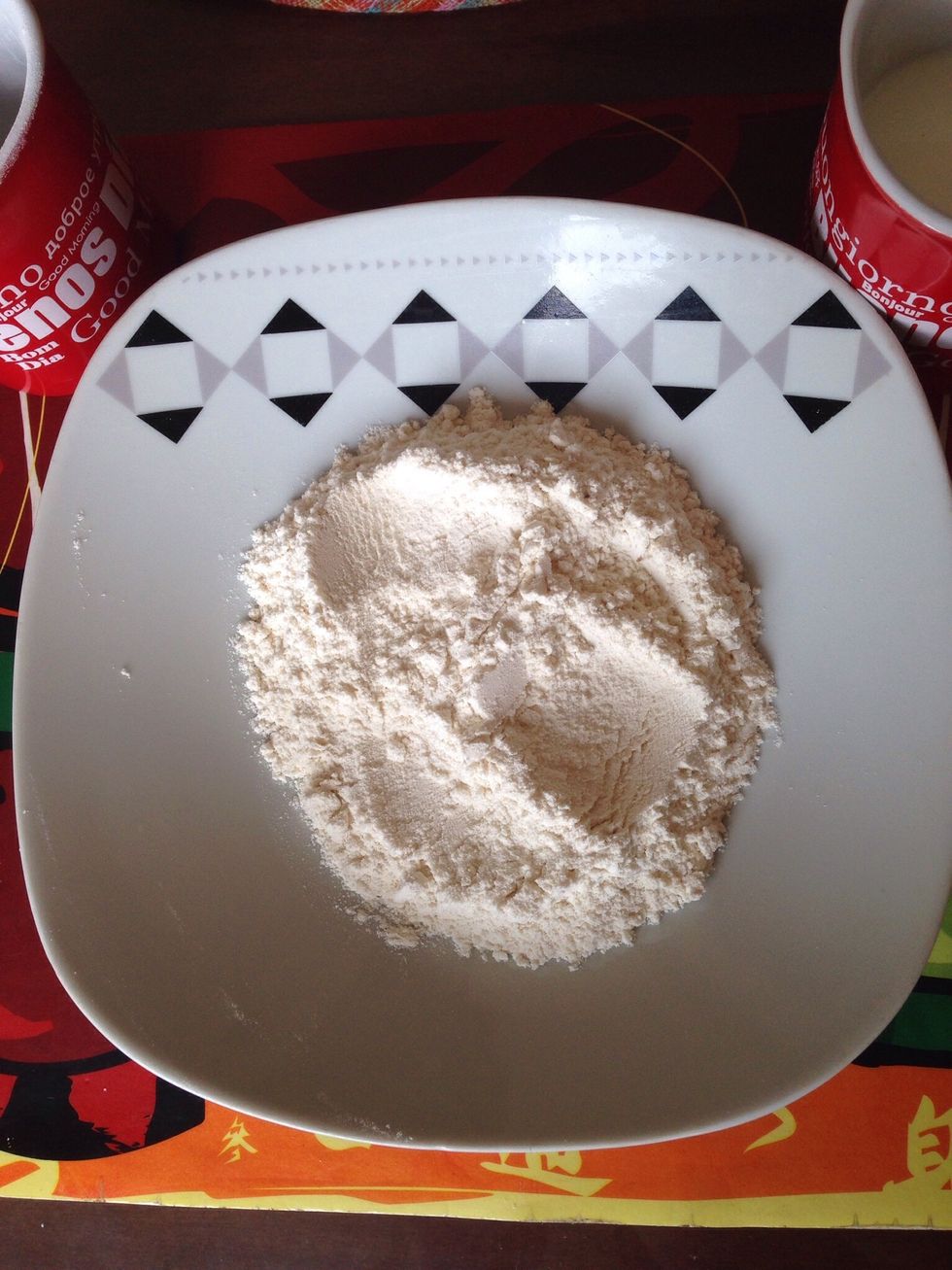 Put in the bowl the flour