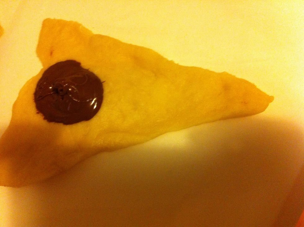 Put in the center of the base whathever you like (I love Nutella\u2764)