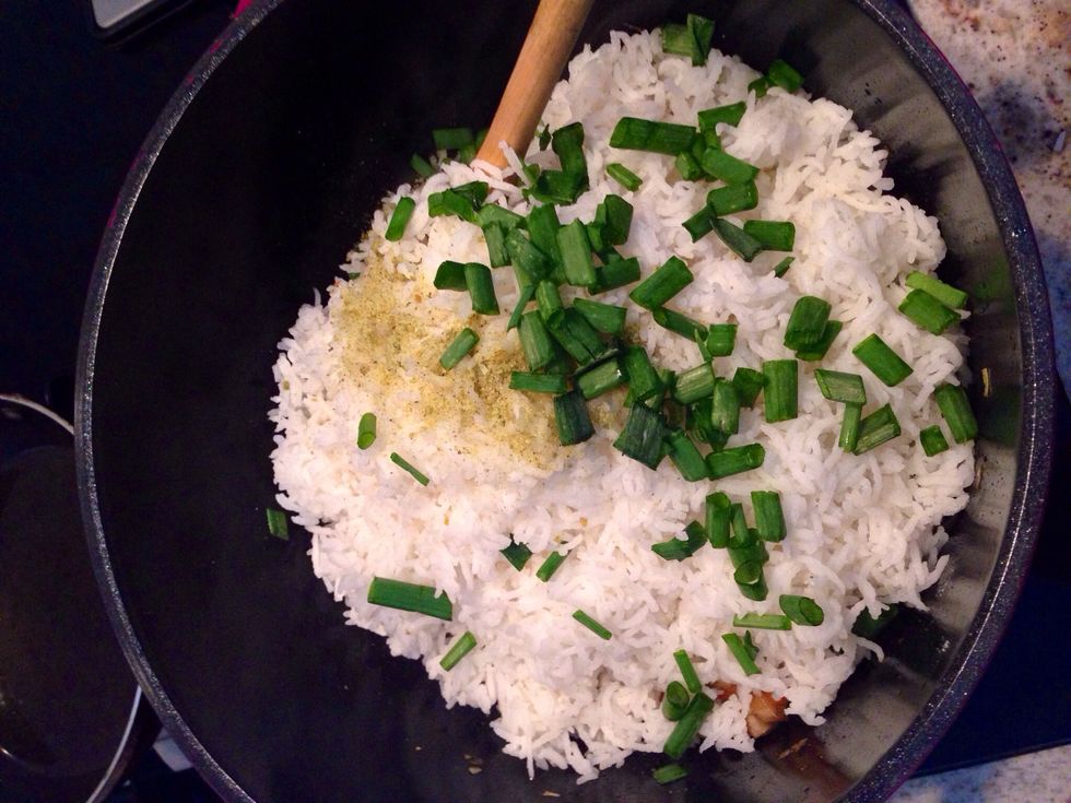 Put in the cooked rice, rest of pounded broth cube and the green part of the spring onion. Keep it on low flame and toss well. Not too hard or u will break the rice and make it into a mush.