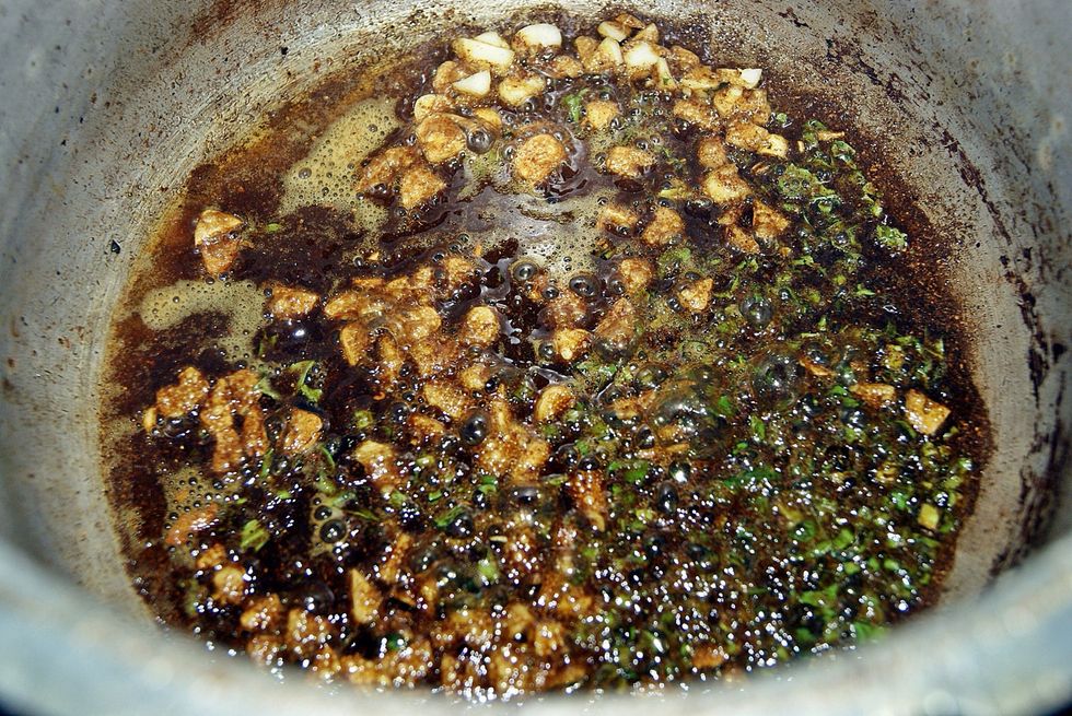 Put in the rest of the chopped garlic and half of the shadon beni. This portion of garlic isn't for roasting, so it doesn't have to stay in long.