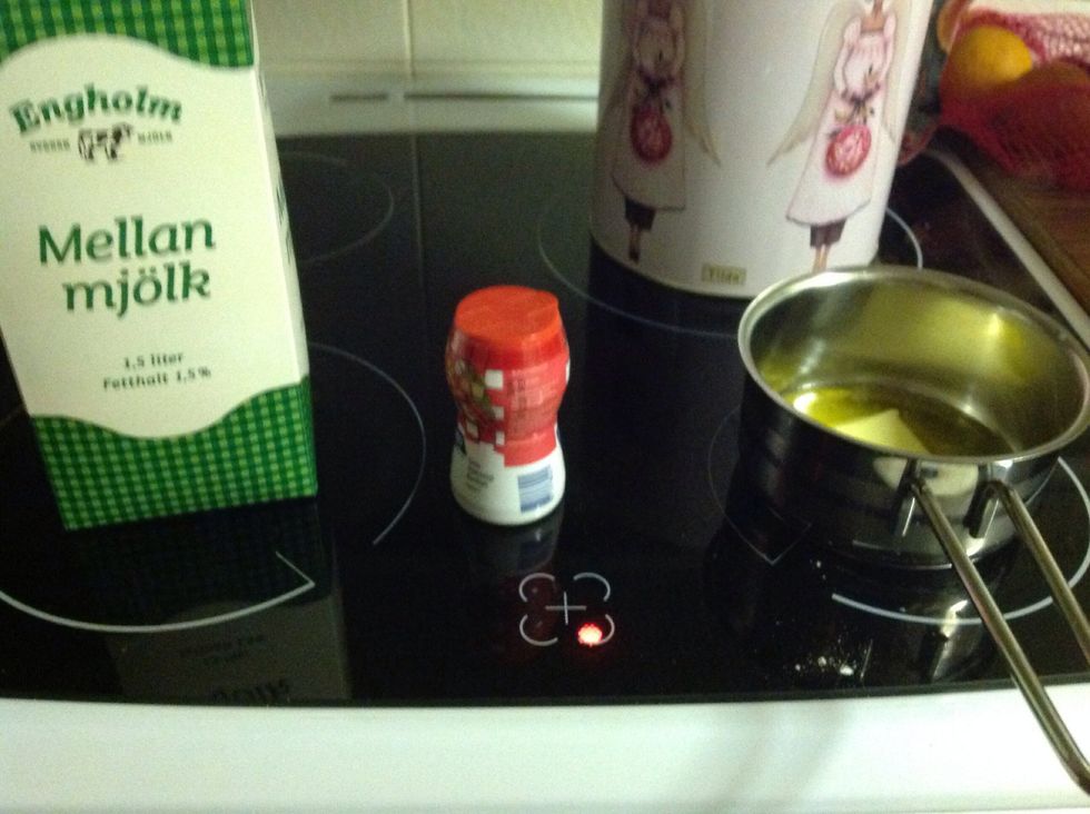 Put in the rest of the milk, 1/2 teaspoon salt and then you put in the melted butter or the margarine. H\u00e4ll i resten av mj\u00f6lken, 1/2 tsk med salt och h\u00e4ll \u00e4ven i det sm\u00e4lta sm\u00f6ret.