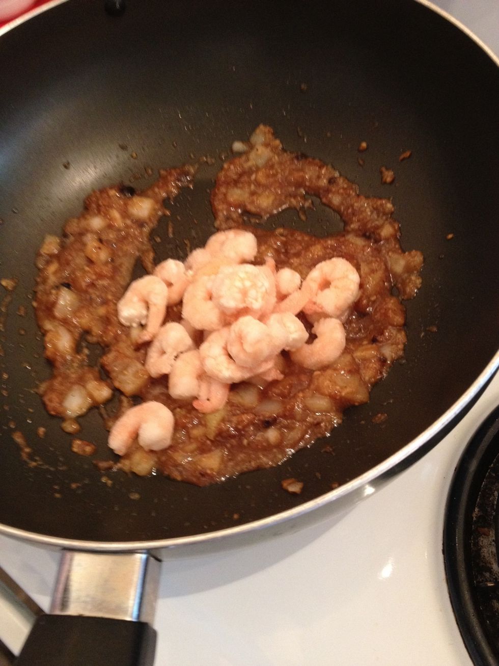 Put in the shrimps and stir to coat them with the sauce.