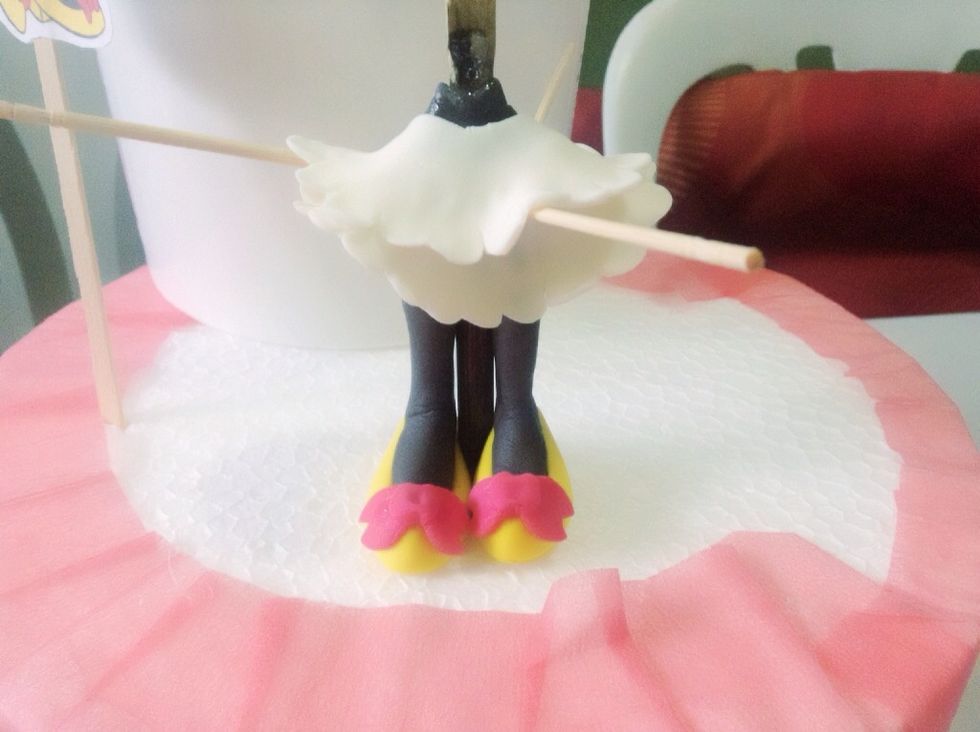 Put it in the waist. And by using toothpick raise the lace by sticking the toothpick on the waist.leave it until it's dry. If u can see i only use 2  lace :)