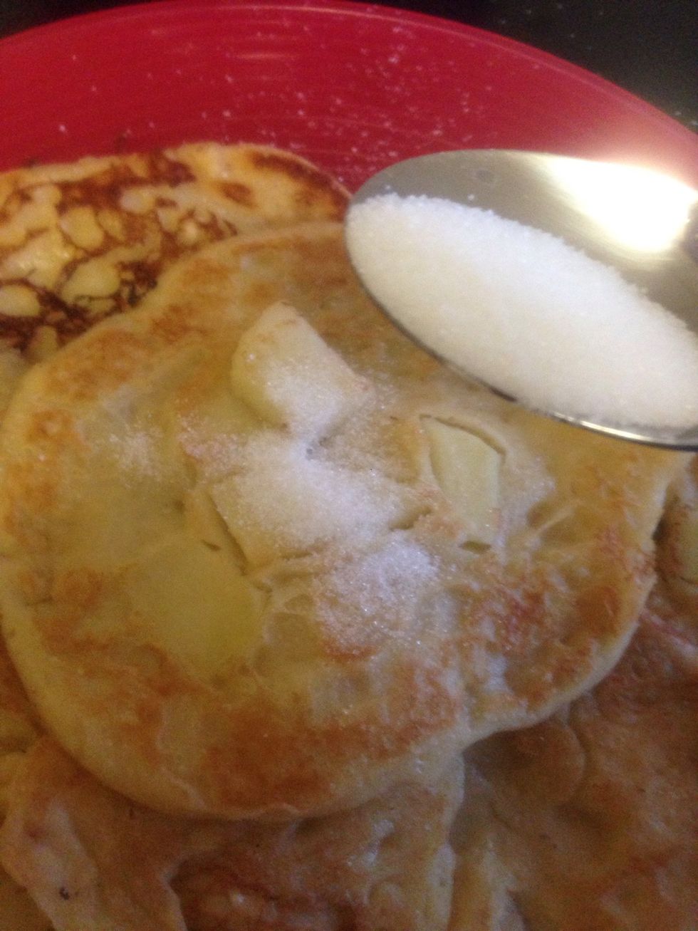 Put it on a plate and sprinkle sugar on.