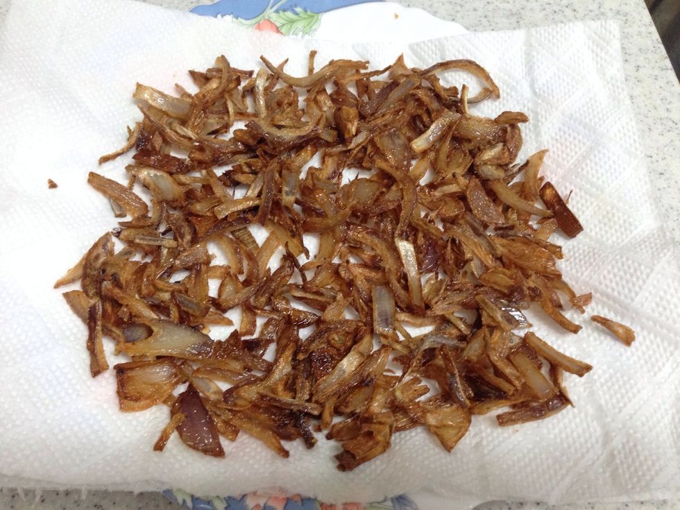 Put kitchen tissues then put the fried onion,until all the oil is out of the onion------------------------------------ \u0646\u062e\u0631\u062c \u0627\u0644\u0628\u0635\u0644 \u0628\u0639\u062f \u0627\u0646 \u0646\u0636\u062c \u0648 \u0627\u0635\u0628\u062d \u0645\u0642\u0631\u0645\u0634\u0627\u064b \u0639\u0644\u064a \u0648\u0631\u0642 \u0627\u0644\u0645\u0637\u0628\u062e