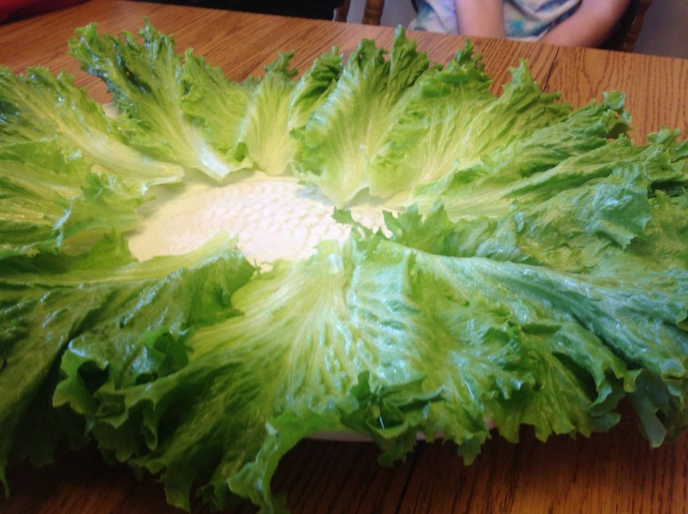 Put lettuce around a big plate. Like this.