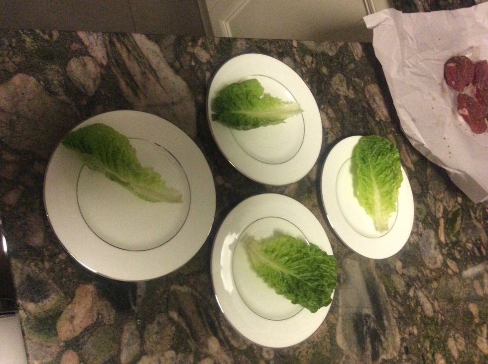 Put lettuce leaves on a plate