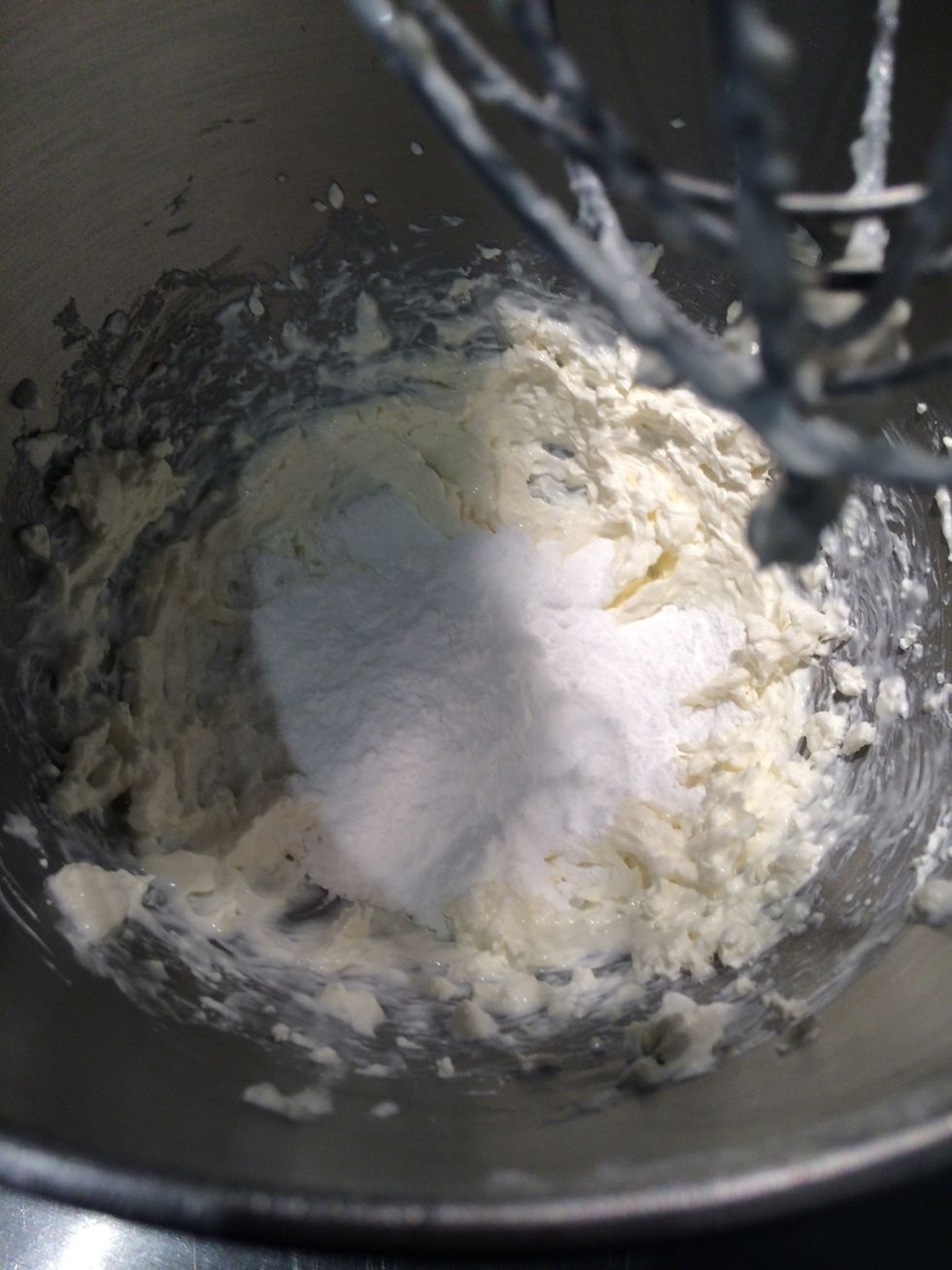 Put mascarpone and sugar put on the machine on medium and while it is mixing\u27a1\ufe0f